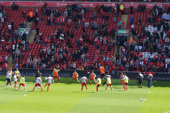 铁卫主场首球比肩C罗，曼联1-1西汉姆联，反超利物浦升英超第八（铁卫老特拉福德处子球追平C罗纪录，曼联1-1西汉姆，力压利物浦升至英超第八）