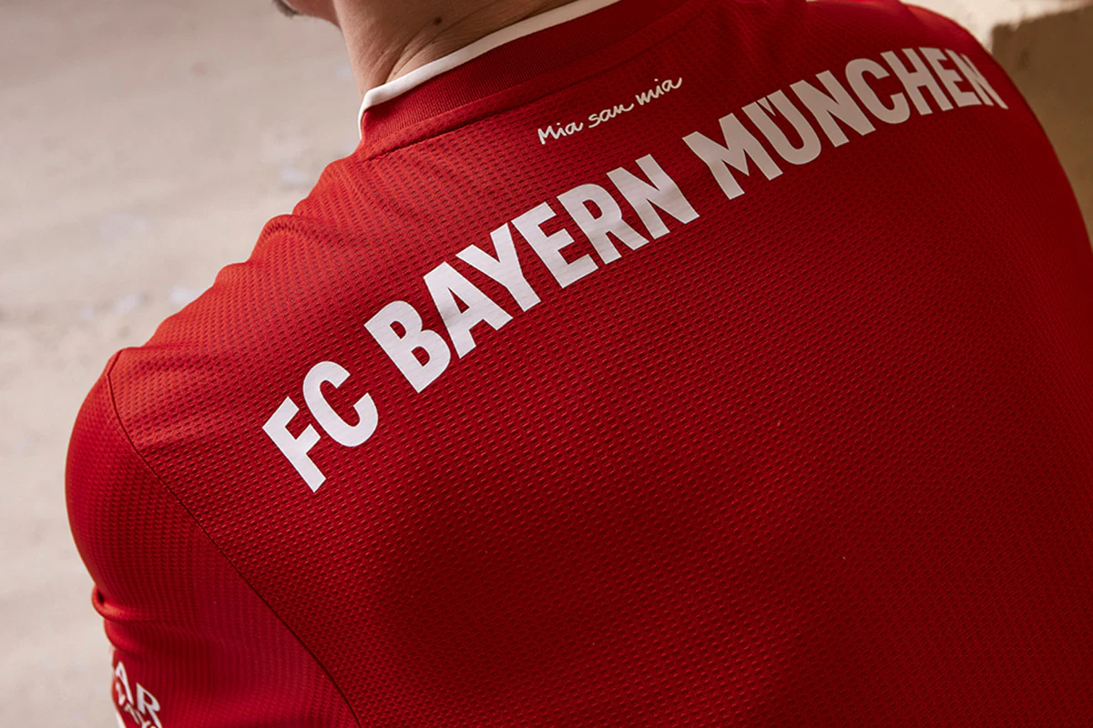 德甲战报：勒威林造三球，斯图加特4-0十人云达不莱梅（德甲：勒威林参与三球，斯图加特4-0大胜10人云达不莱梅）