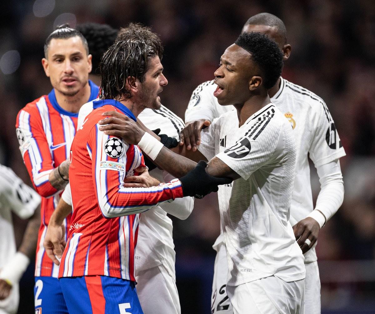 欧文突破两人防守完成得分