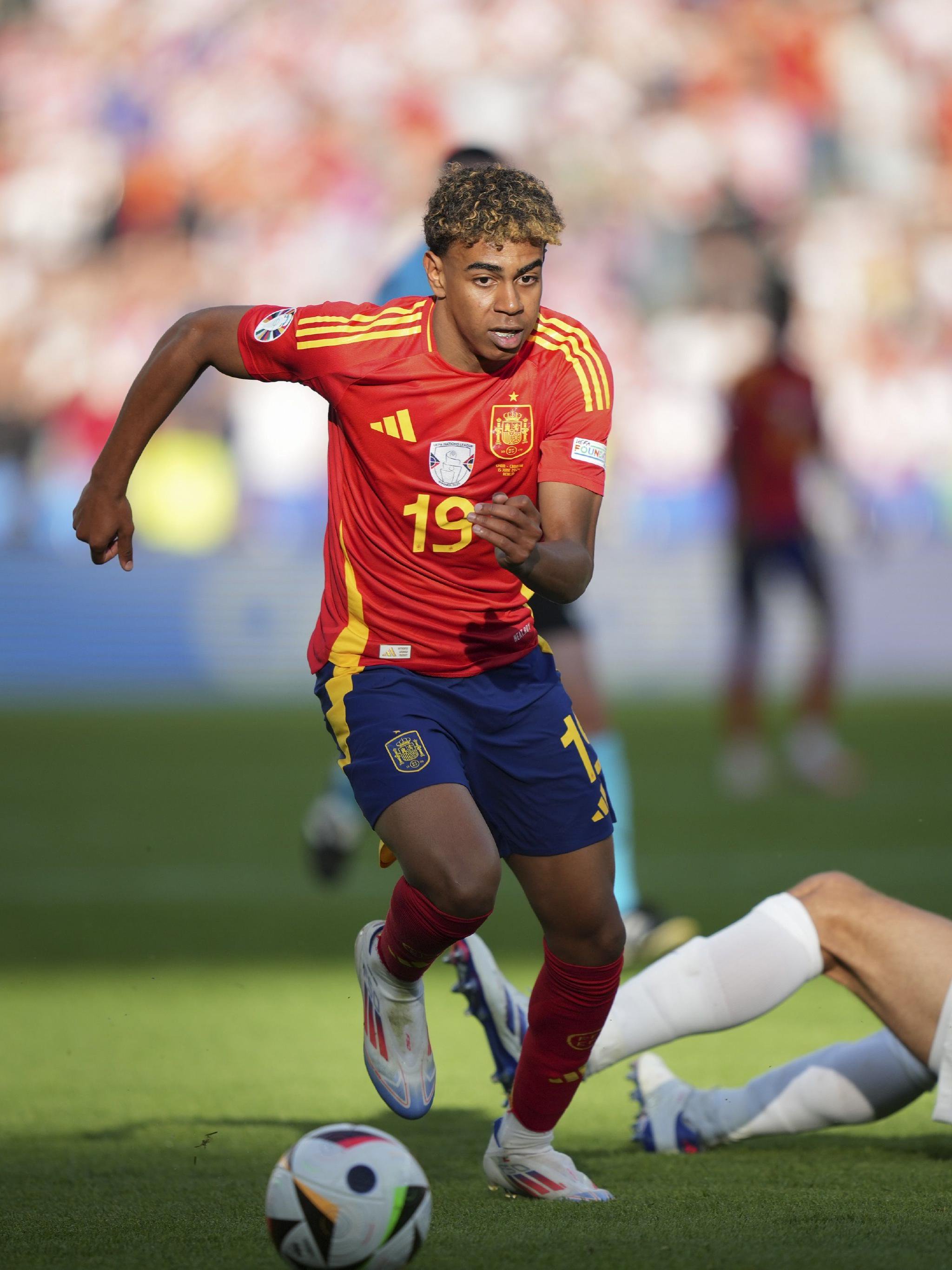 姆巴佩打入年度第59球！追平C罗保持的皇马自然年进球记录（姆巴佩收获年内第59球，追平C罗保持的皇马自然年进球纪录）