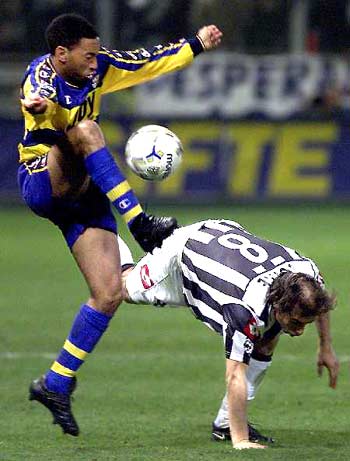 皇马0-2终结对塞尔塔西甲10连胜，此前22次联赛交锋20胜2平（皇马0-2不敌塞尔塔，西甲对其10连胜告终；此前22战20胜2平）